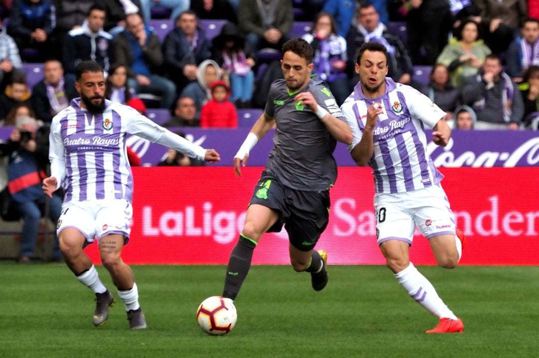 Januzaj intenta una jugada por la banda en Valladolid