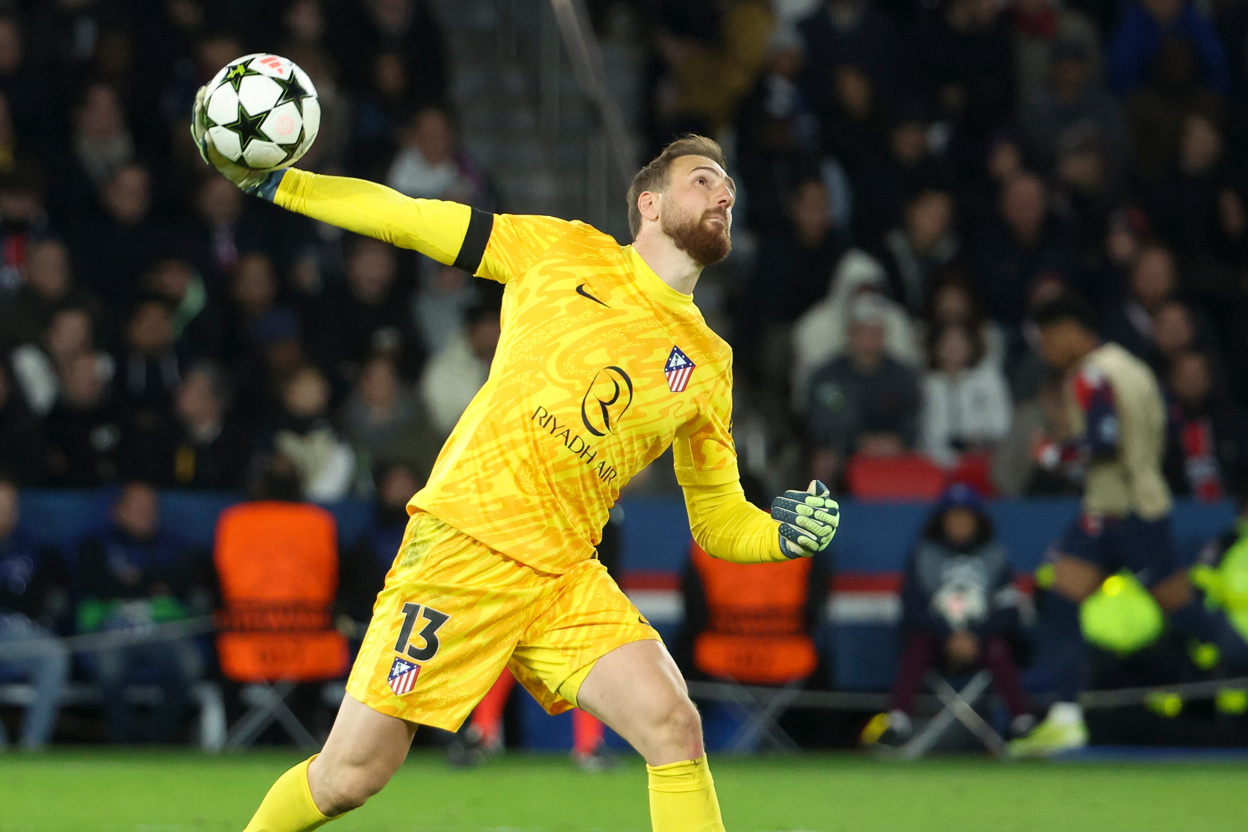 Oblak lanza el balón con la mano en un partido del Atlético de Madrid