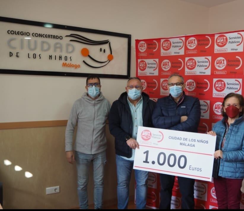 Un momento de la entrega de los 1.000 euros por parte de UGT Málaga en la Ciudad de los Niños