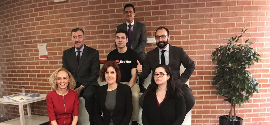 El consejero de Economía, con el pulgar en alto, durante su visita a Getafe