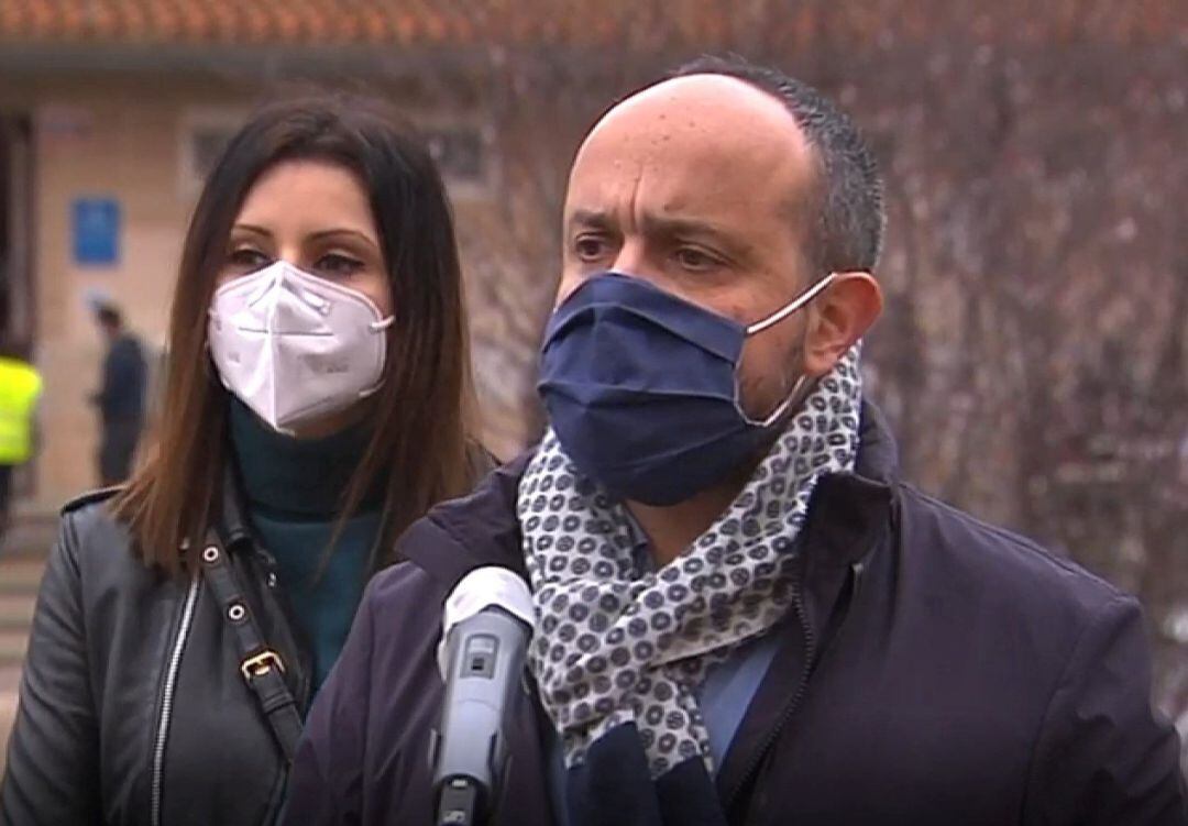 El candidato Alejandro Fernández (PP) junto a su número 2, Lorena Roldán, tras votar él en Tarragona