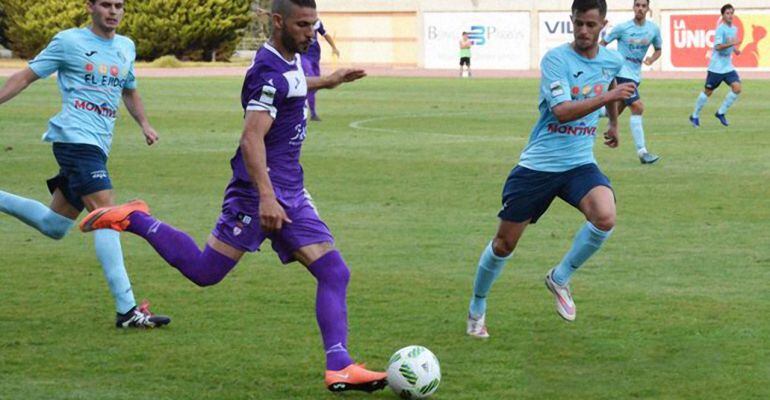 Un jugador del Real Jaén controla el balón en un momento del partido.