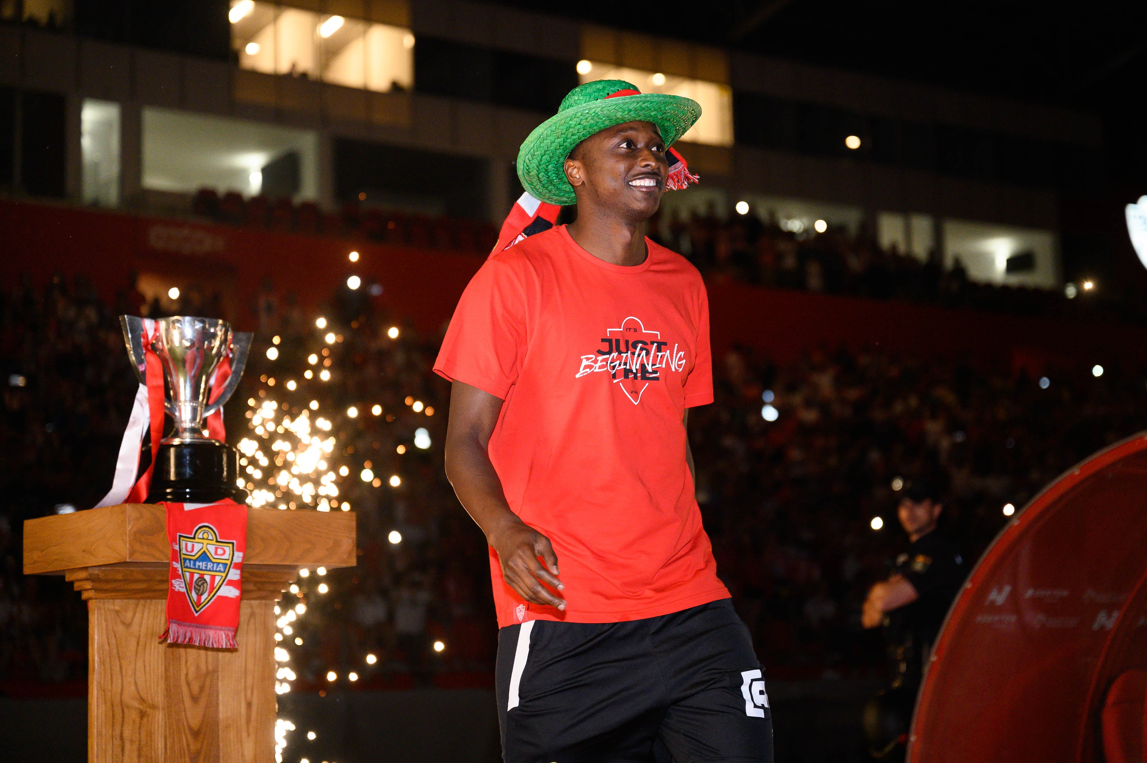 Sadiq en la fiesta del ascenso en el Estadio de los Juegos Mediterráneos.