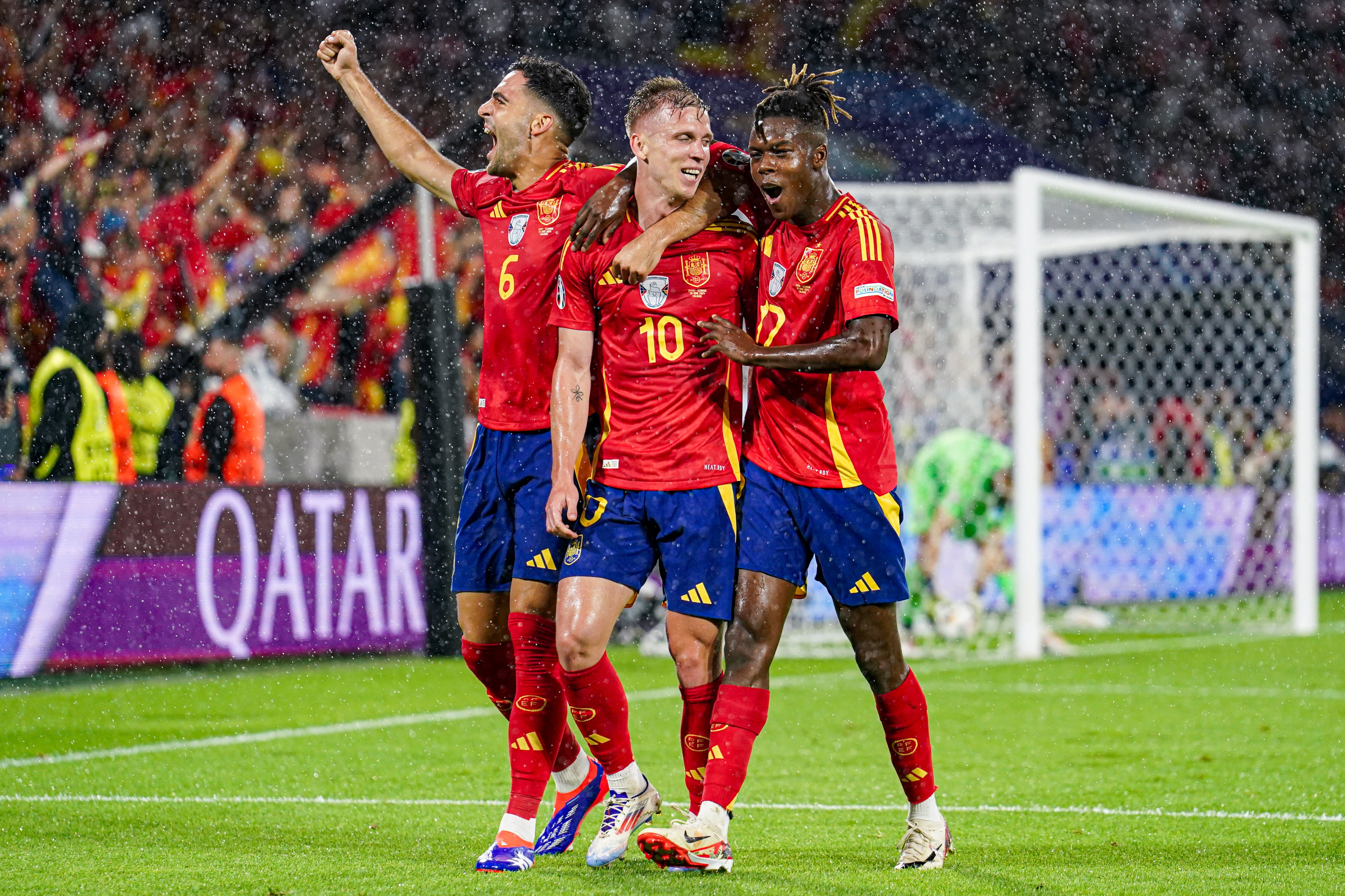 Mikel Merino, Dani Olmo y Nico Williams celebran un gol en la Euro 2024