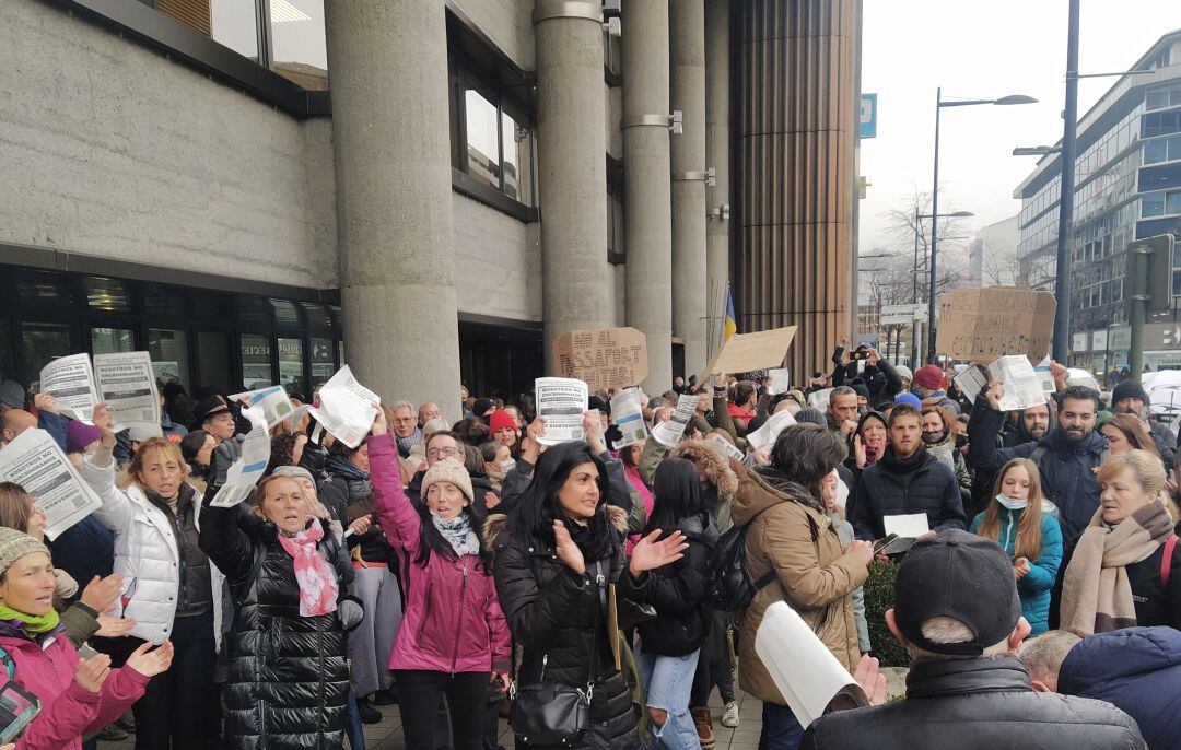 Unes 200 persones participen en la concentració en contra del passaport Covid