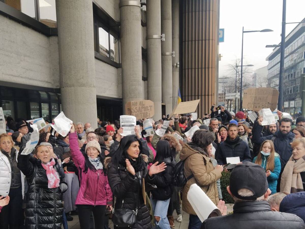 Unes 200 persones participen en la concentració en contra del passaport Covid