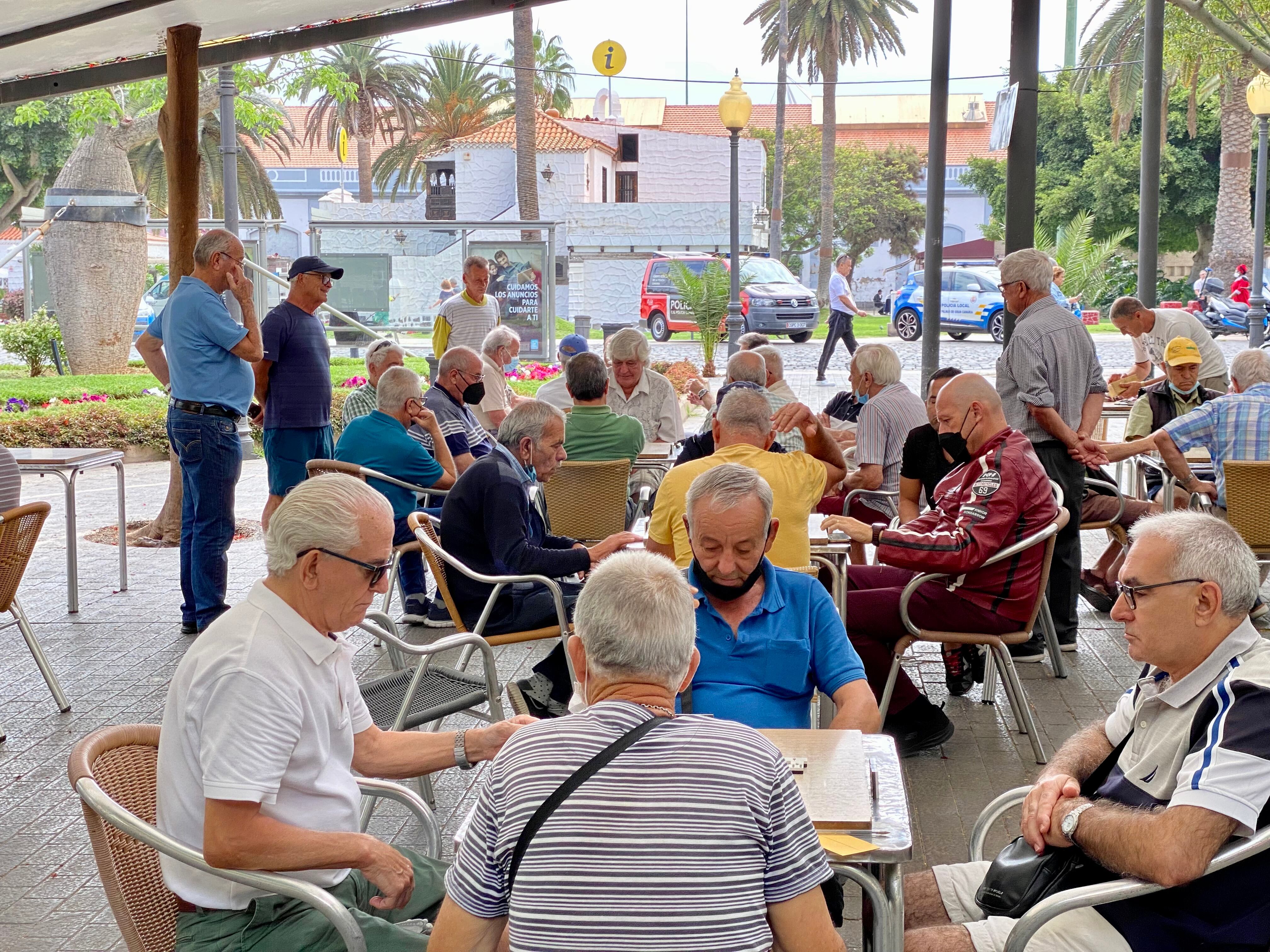 Zona de juegos de mesa en el Parque Santa Catalina de Las Palmas de Gran Canaria.