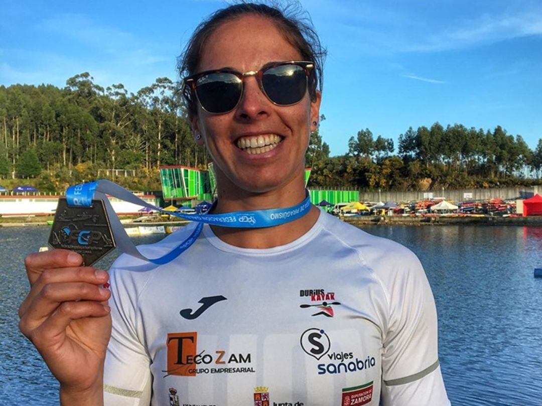 Eva mostrando la medalla de oro