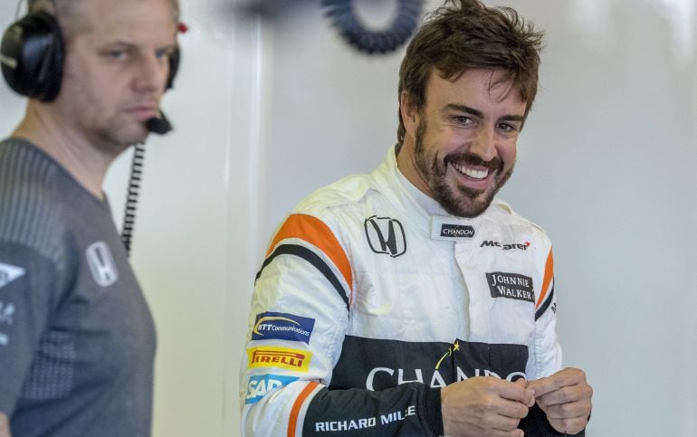 Alonso bromea con un mecánico tras completar una carrera mejor de lo esperado