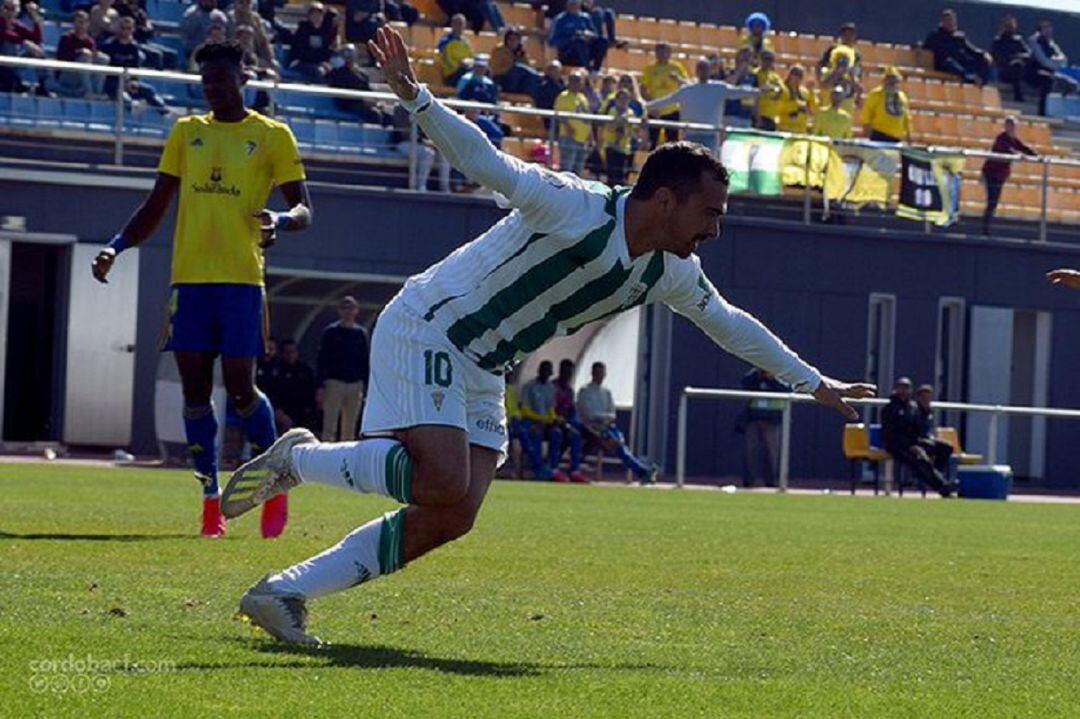 De las Cuevas celebra el gol del Córdoba