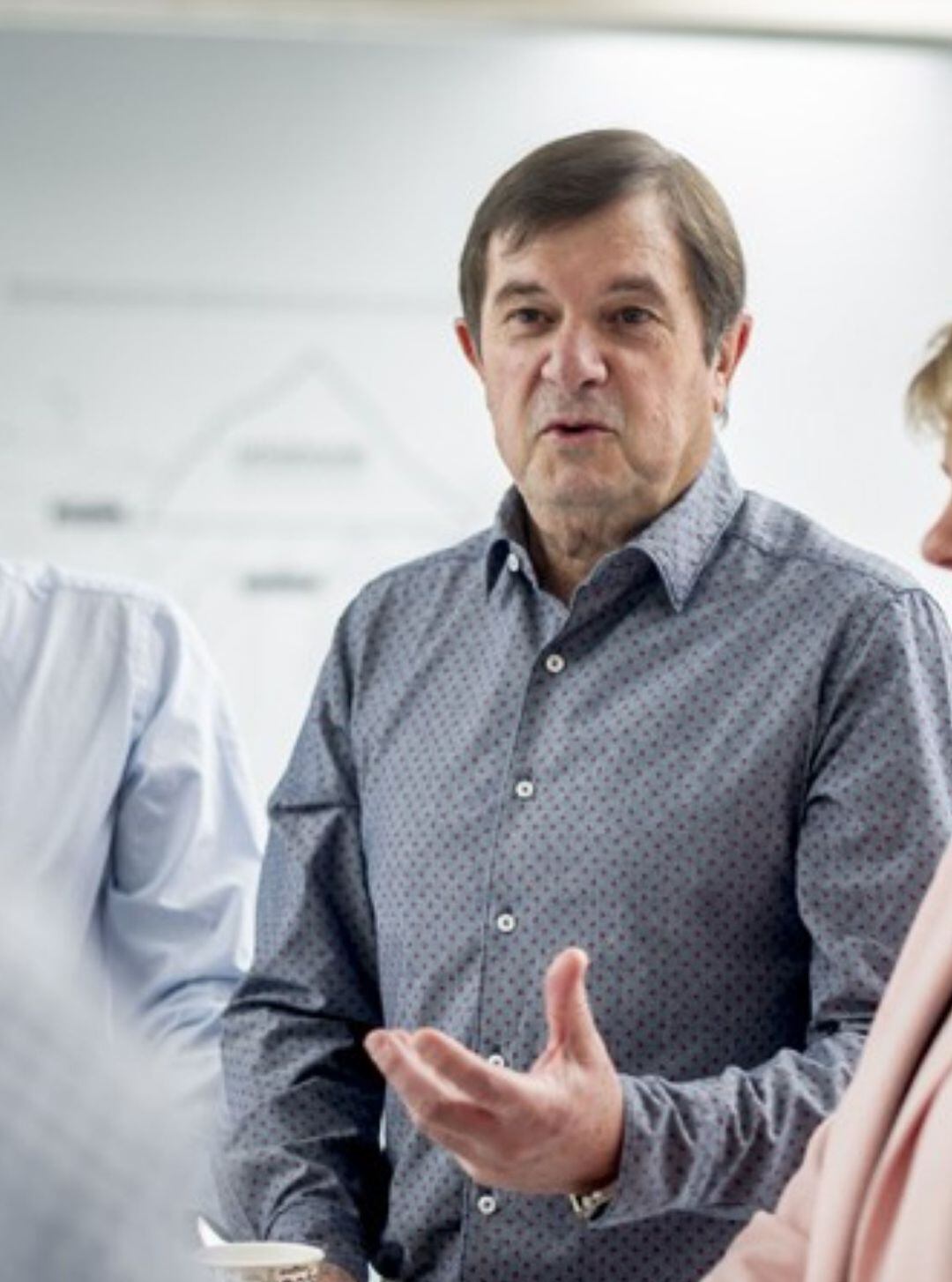 Carlos Abad (en el centro) es el gerente de la empresa eibarresa Urkotronik