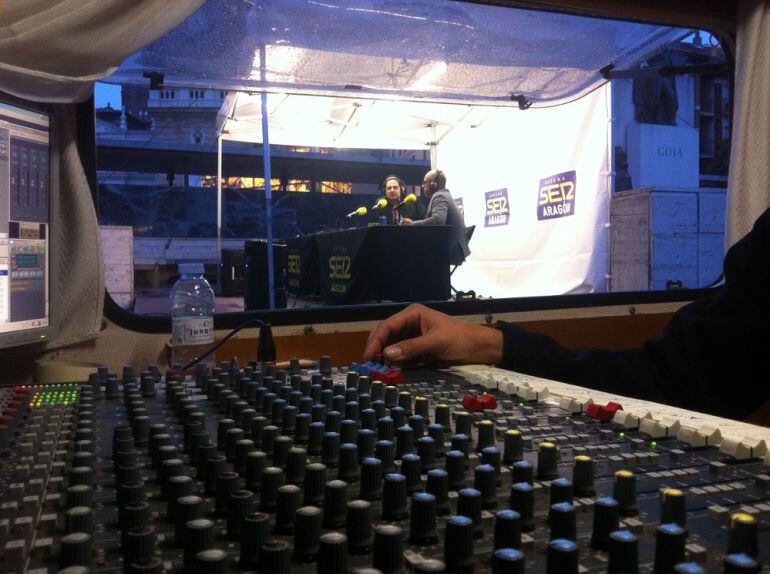 Radio Zaragoza, desde la Plaza del Pilar. En la imagen, La Ventana de Aragón, con Toño Ruesta, acompañado del presidente de Horeca, Luis Vaquer