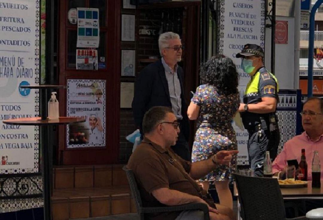 Iamgen de archivo de un agente inspeccionando veladores tras la reapertura postconfinamiento