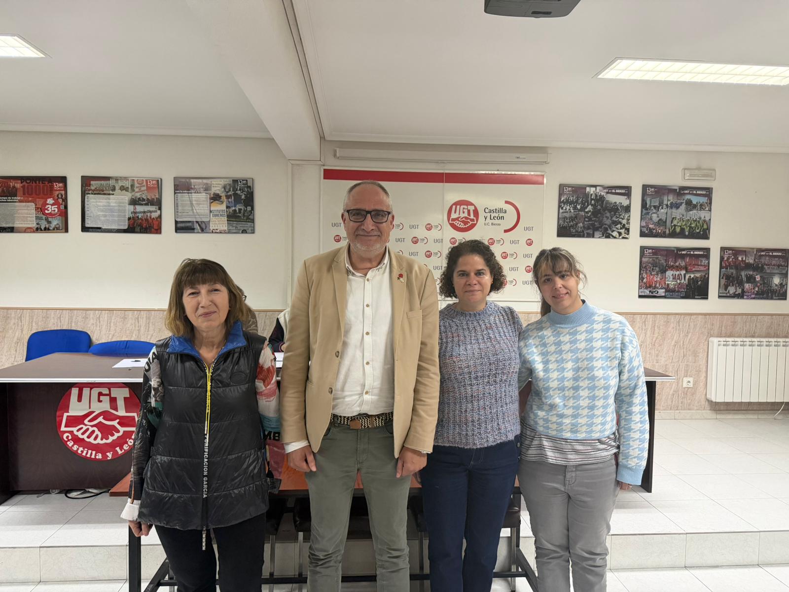 Las candidatas Mabel Fernández (a la izq.) y Zaira Fernández (a la dcha.) flanquean al secretario de la agrupación, Olegario Ramón y por la secretaria de organización, Judit Lamas