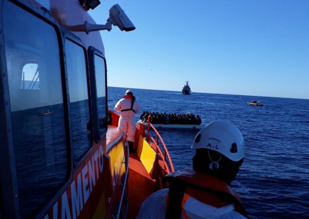 Tres inmigrantes muertos, 18 desaparecidos y más de un centenar interceptados en el mar de Alborán