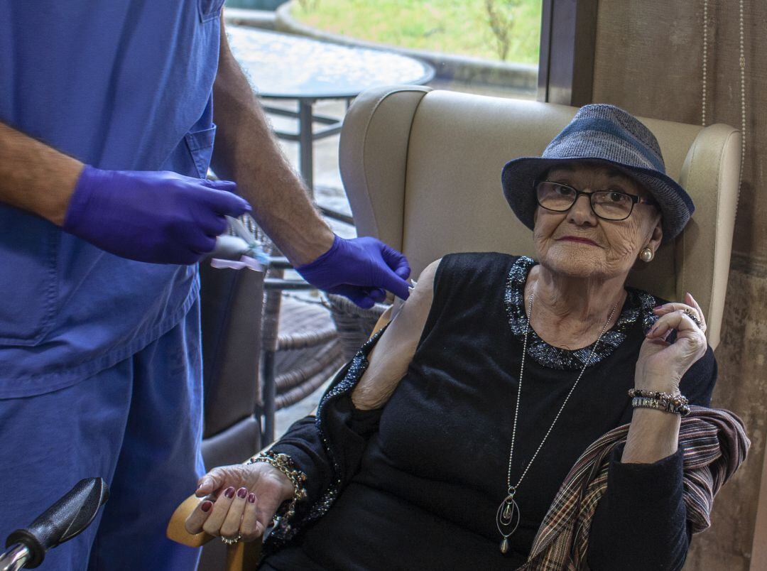 Una mujer recibiendo la vacuna en una residencia de Asturias.