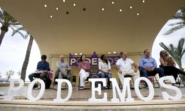 La secretaria de Análisis Político y Social de Podemos, Carolina Bescansa (3i), y la candidata por la provincia al Congreso de los Diputados, Rita Bosaho (c), durante el acto de partido celebrado en Alicante