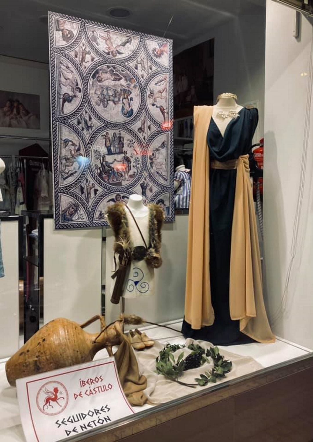 Esparate con vestimenta y elementos alusivos a las Fiestas Ibero Romanas de Cástulo.