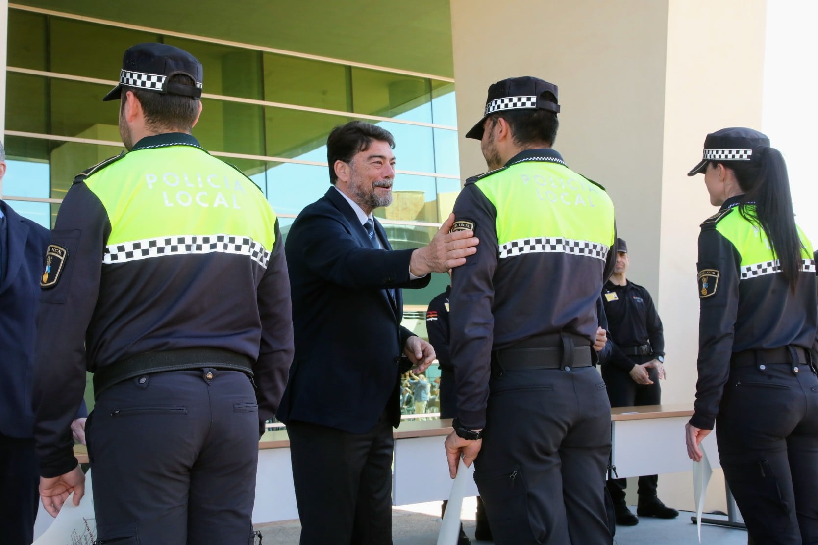 El alcalde Barcala en el reciente acto de entrega de los despachos a los agentes de Policía Local que han superado su formación en IVASPE