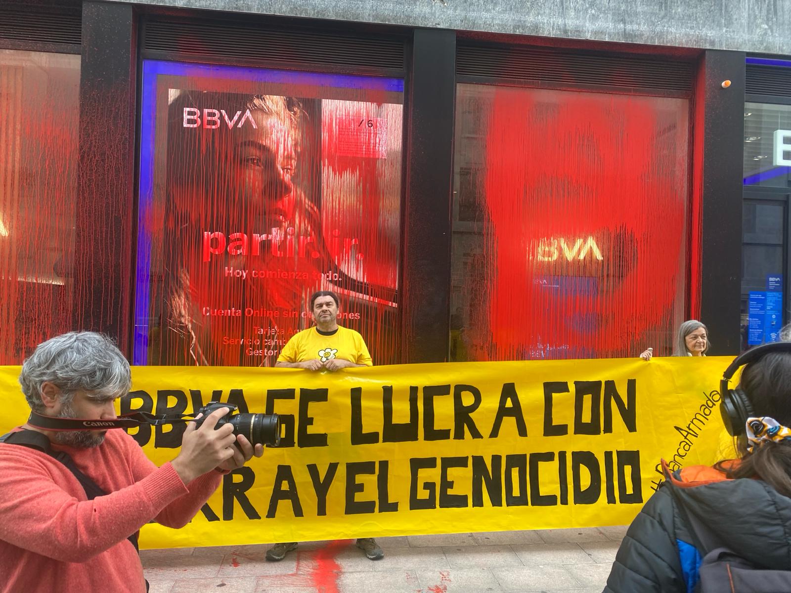 Activistas de Banca Armada tiñen de rojo una de las sedes de BBVA en Bilbao.