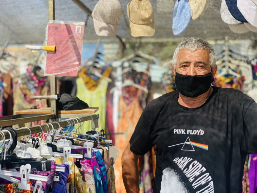 Enrique Rosa, vendedor ambulante, en su puesto de El Piojito, mercadillo de Cádiz