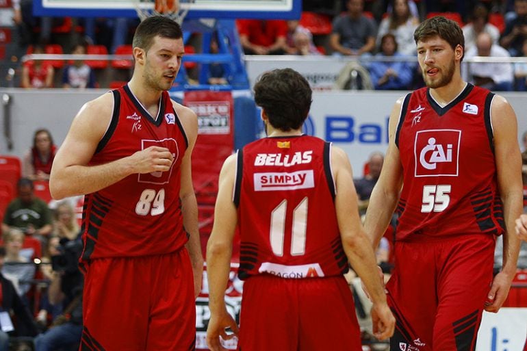 Kravstov y Jelovac durante un partido de la liga ACB en Zaragoza. 