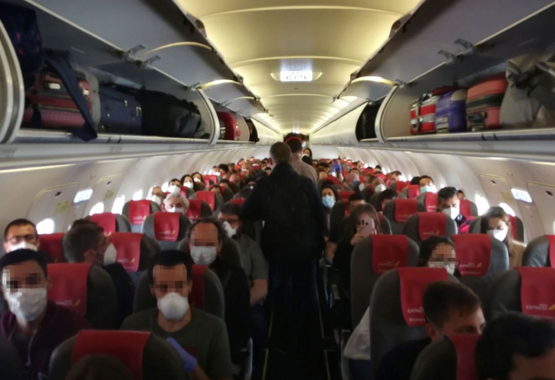 Vista del interior de la cabina del avión del vuelo de Iberia Express entre Madrid y Gran Canaria, cuyos pasajeros se quejaron de que iba prácticamente lleno, sin dejar asientos vacíos entre los viajeros.