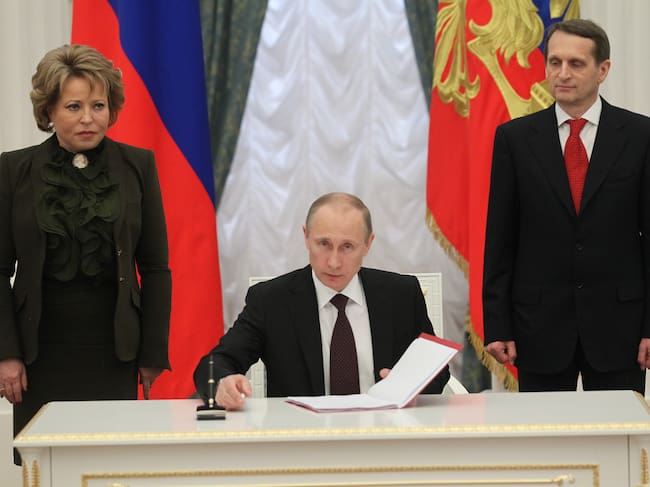 Vladimir Putin acompañado a su izquierda por Sergei Naryshkin