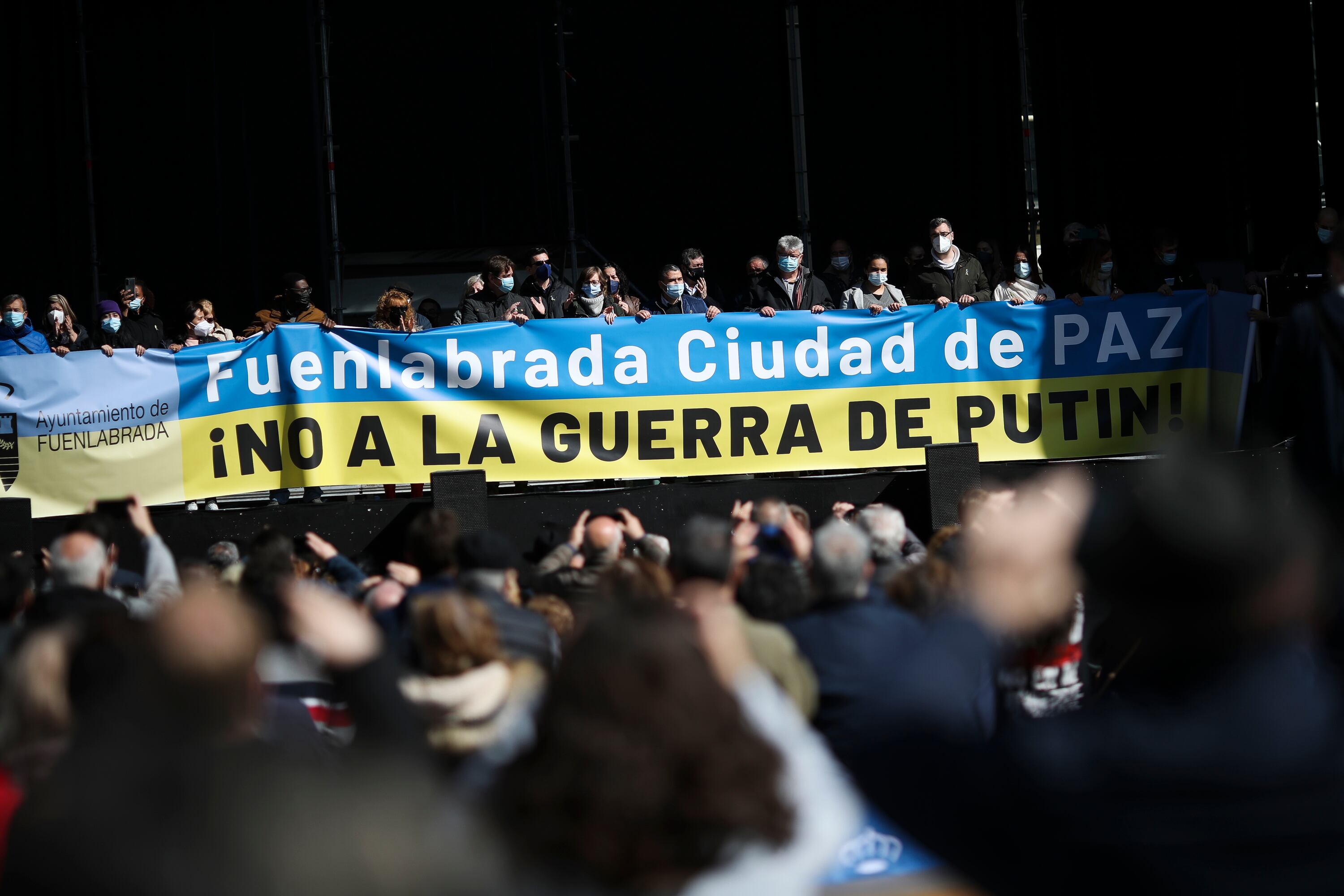 Centenares de personas se concentraron este sábado en la Plaza de la Constitución de Fuenlabrada, Madrid, para pedir el fin de la guerra en Ucrania.