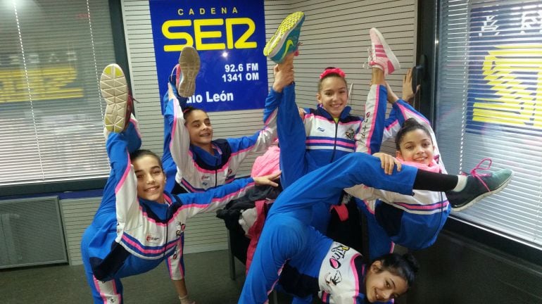 El equipo infantil Campeón de España visitó los estudios de Radio León