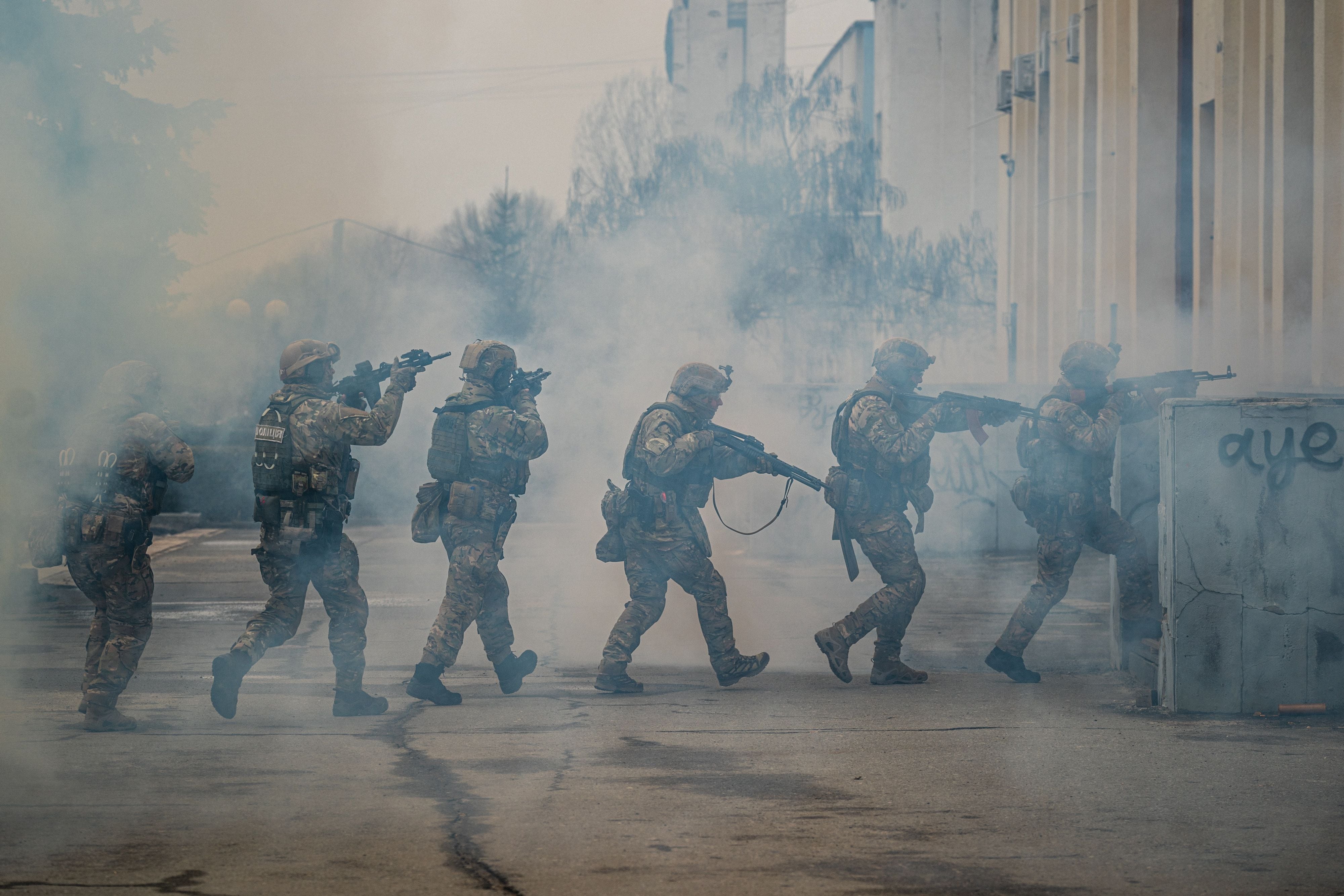 Un grupo de soldados del ejército ucraniano realiza maniobras de entrenamiento