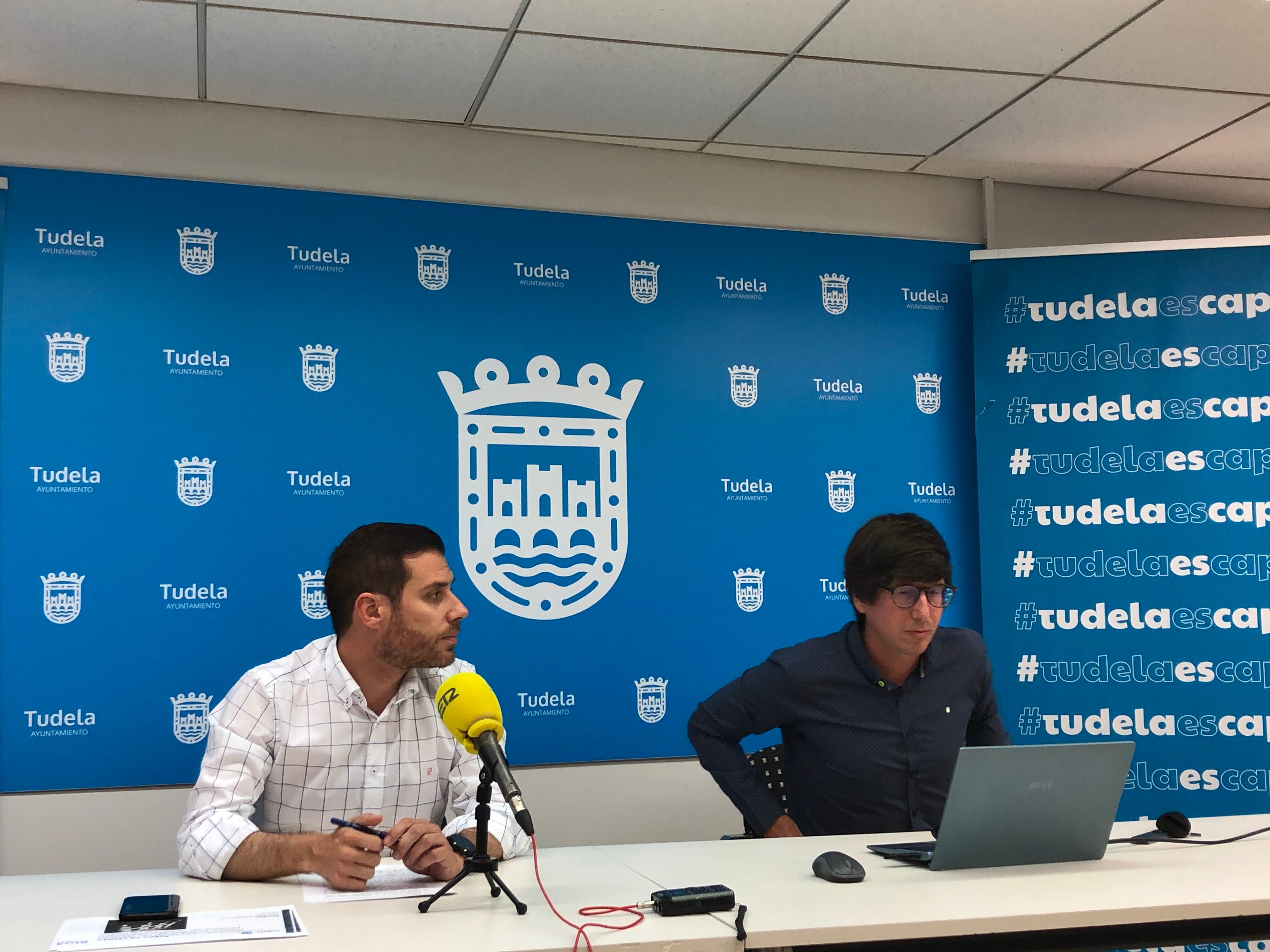 Zeus Pérez, concejal de Urbanismo, y David Sola, gerente de Ríos Renovables en la rueda de prensa de presentación del nuevo alumbrado de Tudela