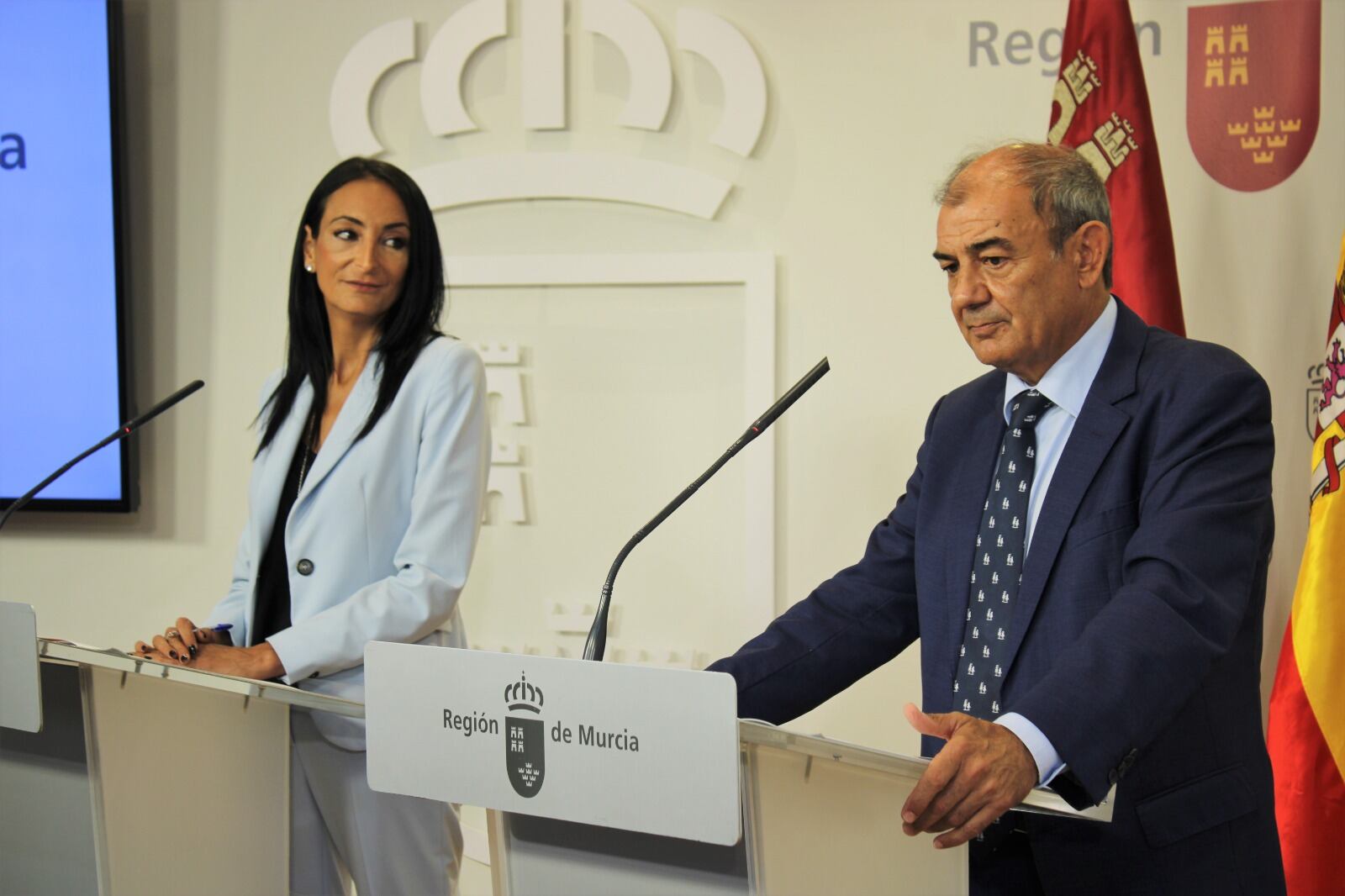 Juan Antonio Pedreño, presidente de UCOMUR, junto a la portavoz del Gobierno regional, María del Valle Miguélez / UCOMUR