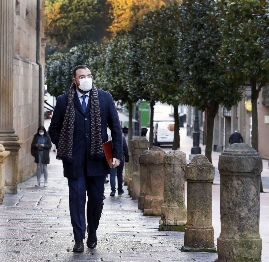 El presidente del Principado, Adrián Barbón, camino de la reunión del Gobierno regional. 