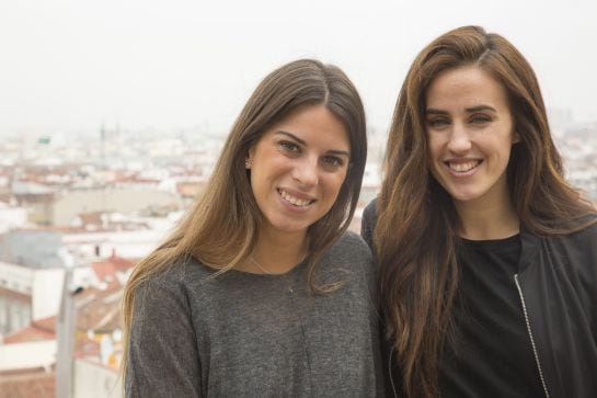 Las &#039;youtuber&#039; Marta Rimbau y Patricia Jordan en la terraza de la Cadena SER