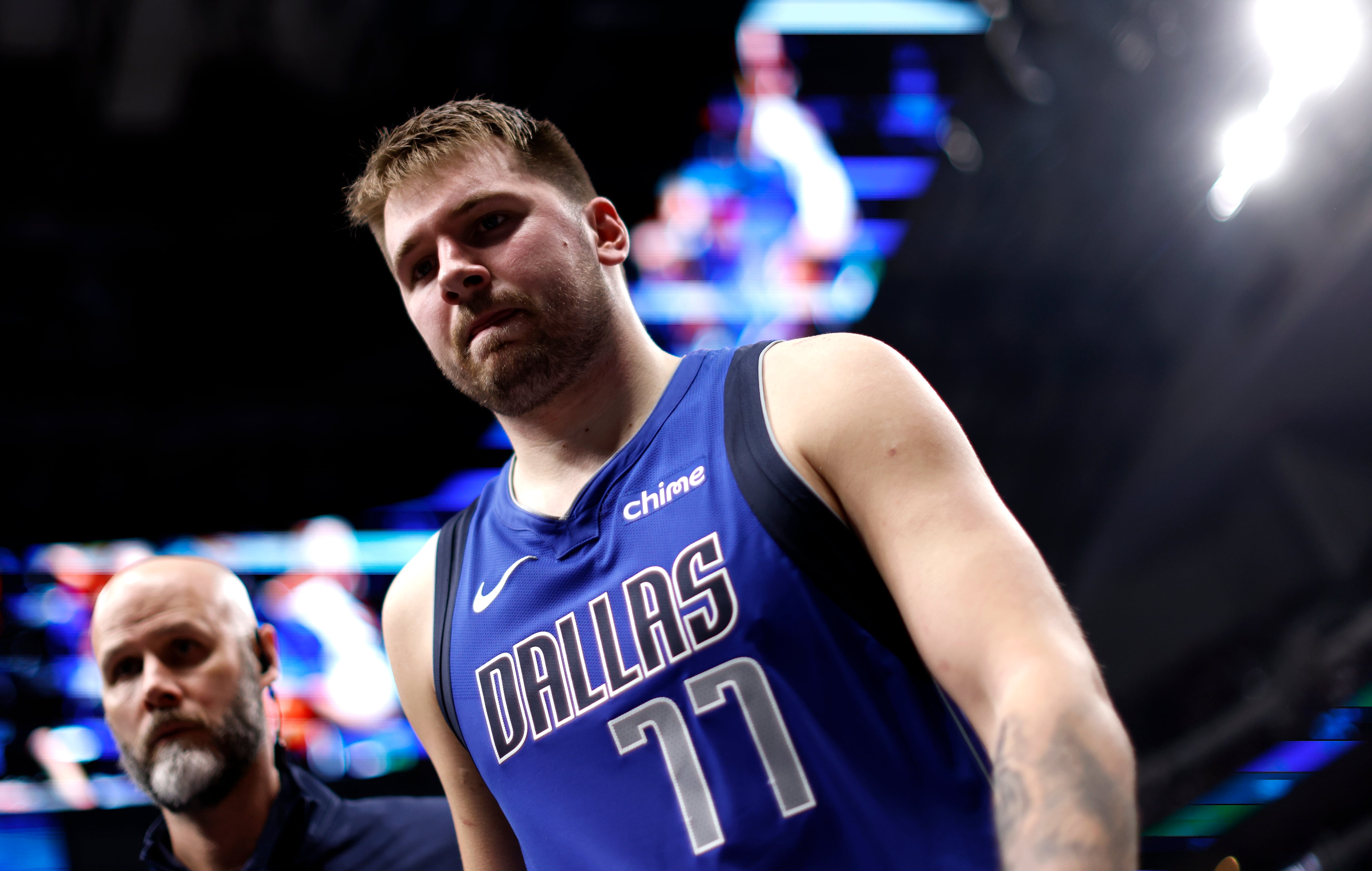 Luka Doncic abandona el American Airlines Center lesionado