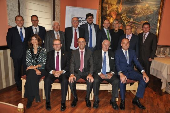 Foto de familia con el alcalde de Tarancón y el presidente de CEOE Tarancón, entre otros