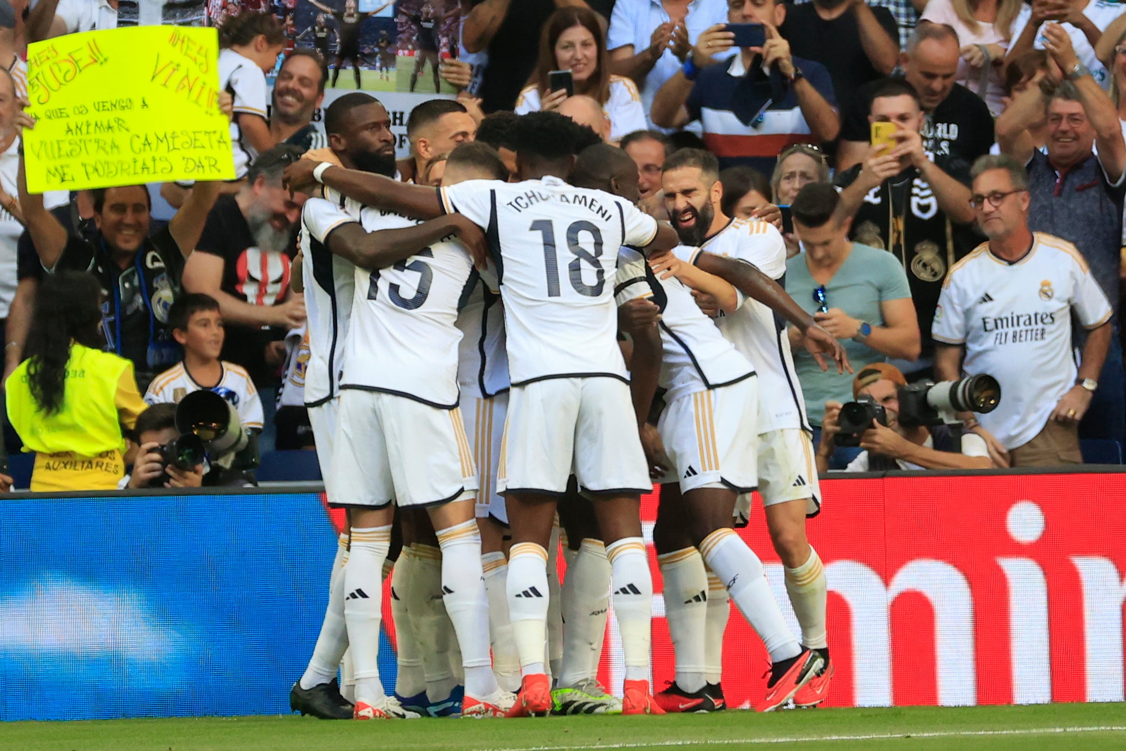 Los jugadores del Real Madrid celebran el tanto de Bellingham ante el Osasuna.