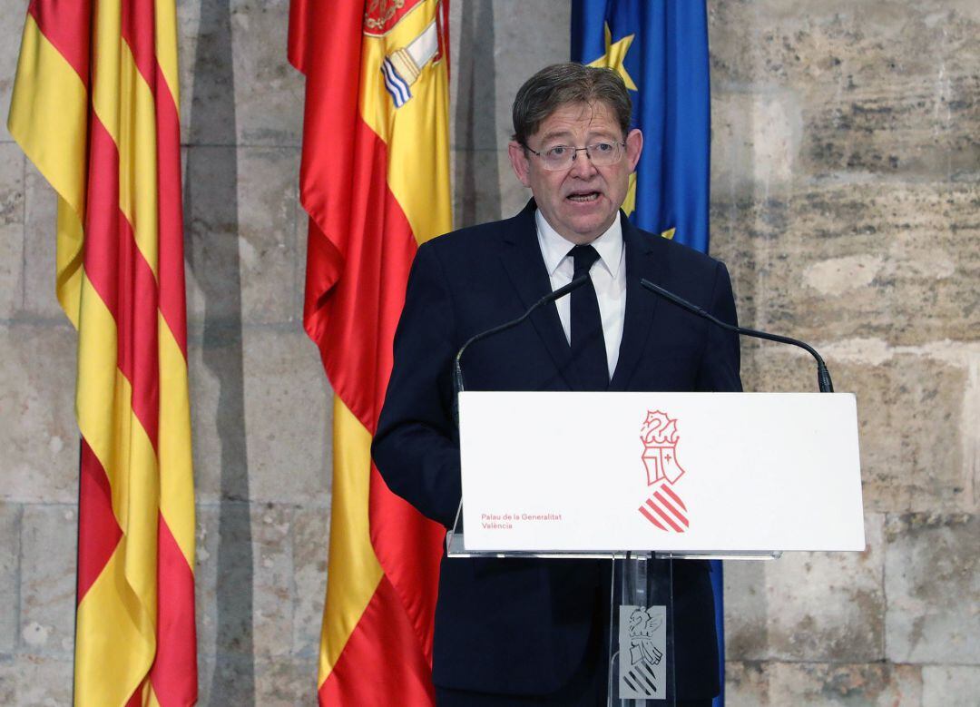 Fotografía cedida por la Generalitat del president de la Generalitat Valenciana, Ximo Puig, que ha trasladado al presidente del Gobierno, Pedro Sánchez, el apoyo del Gobierno valenciano al decreto del estado de alarma y considera que &quot;no tiene sentido&quot; adoptar medidas autonómicas porque la pandemia del coronavirus &quot;no entiende de fronteras&quot;.