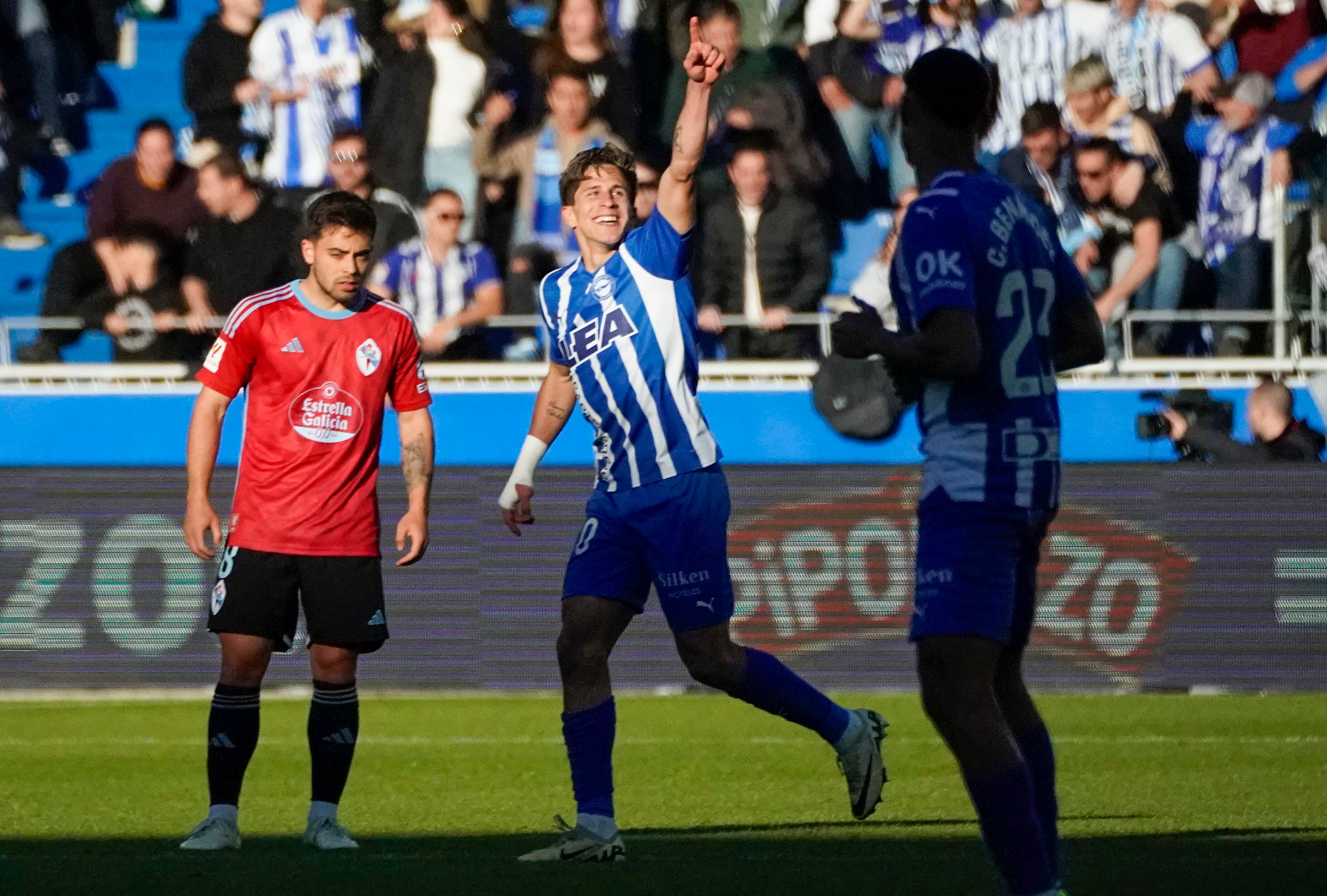 VITORIA, 27/04/2024.- El centrocampista del Alavés Giuliano Simeone (c) celebra tras marcar el primer gol ante el Celta, durante el partido de Liga en Primera División que Deportivo Alavés y Celta de Vigo disputan este sábado en el estadio de Mendizorroza, en Vitoria. EFE/L. Rico
