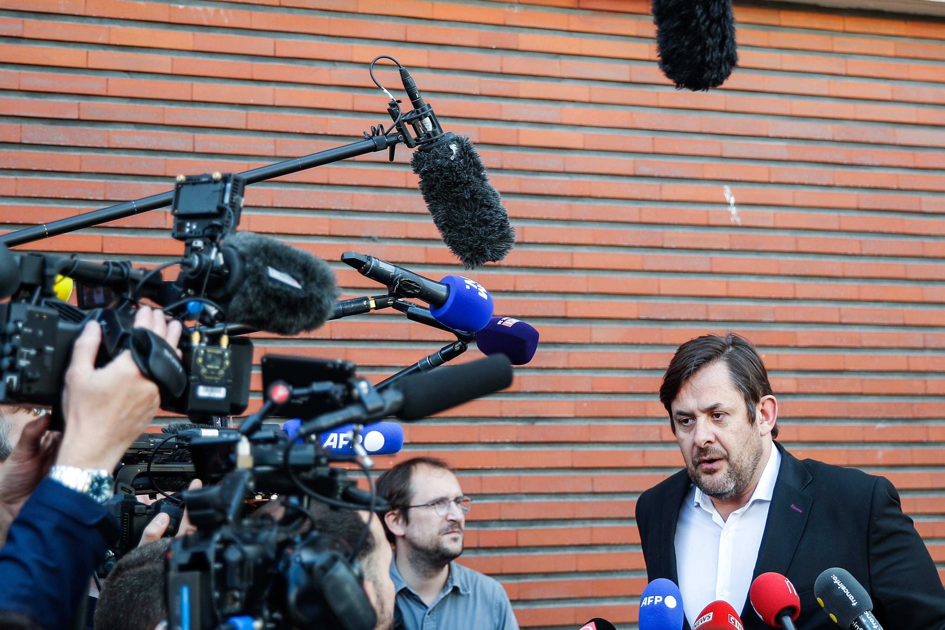 Miembro del Partido Socialista, François Kalfon (R), habla con la prensa antes de una reunión del consejo nacional del Partido Socialista sobre la alianza entre los partidos de izquierda,