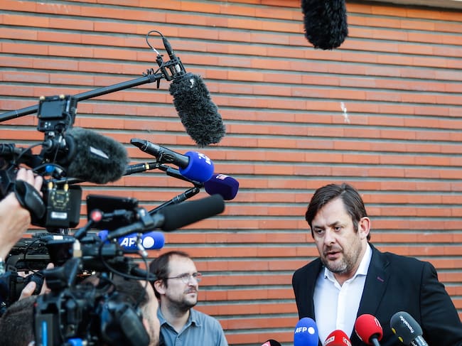 Miembro del Partido Socialista, François Kalfon (R), habla con la prensa antes de una reunión del consejo nacional del Partido Socialista sobre la alianza entre los partidos de izquierda,