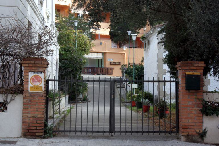 Puerta de acceso del centro geriátrico Arenys de Mar.