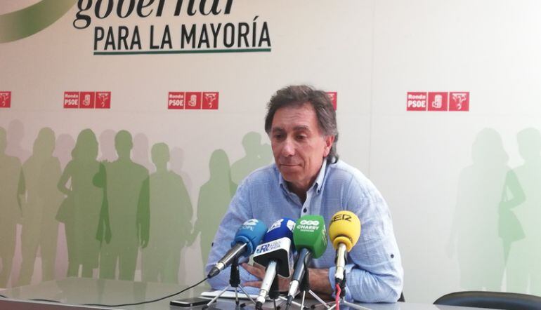 El Secretario de Organización del PSOE rondeño, Rubén Morales, durante su comparecencia ante los medios de comunicación.