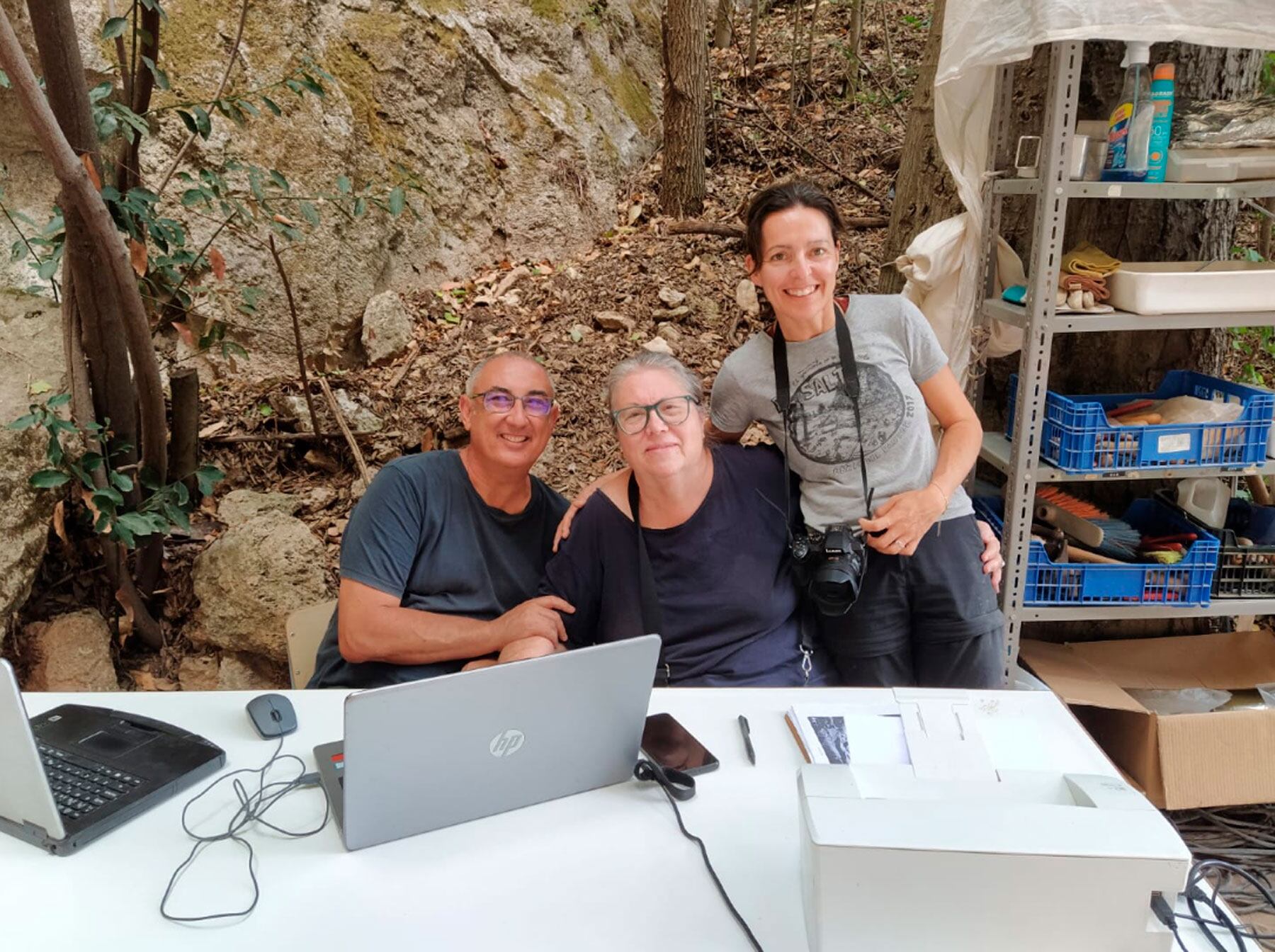 Cristo Hernández y Carolina Mallol, junto a Bertila Galván, la profesora pionera de estas excavaciones, en las instalaciones de Villa Vicenta