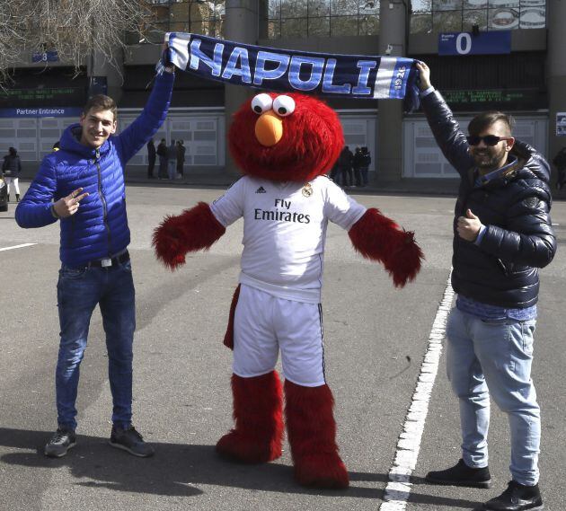 Aficionados del Nápoles en el Bernabéu