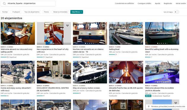 Algunas de las embarcaciones del puerto de Alicante ofertadas como alojamiento turístico en una conocida plataforma de alquileres vacacionales