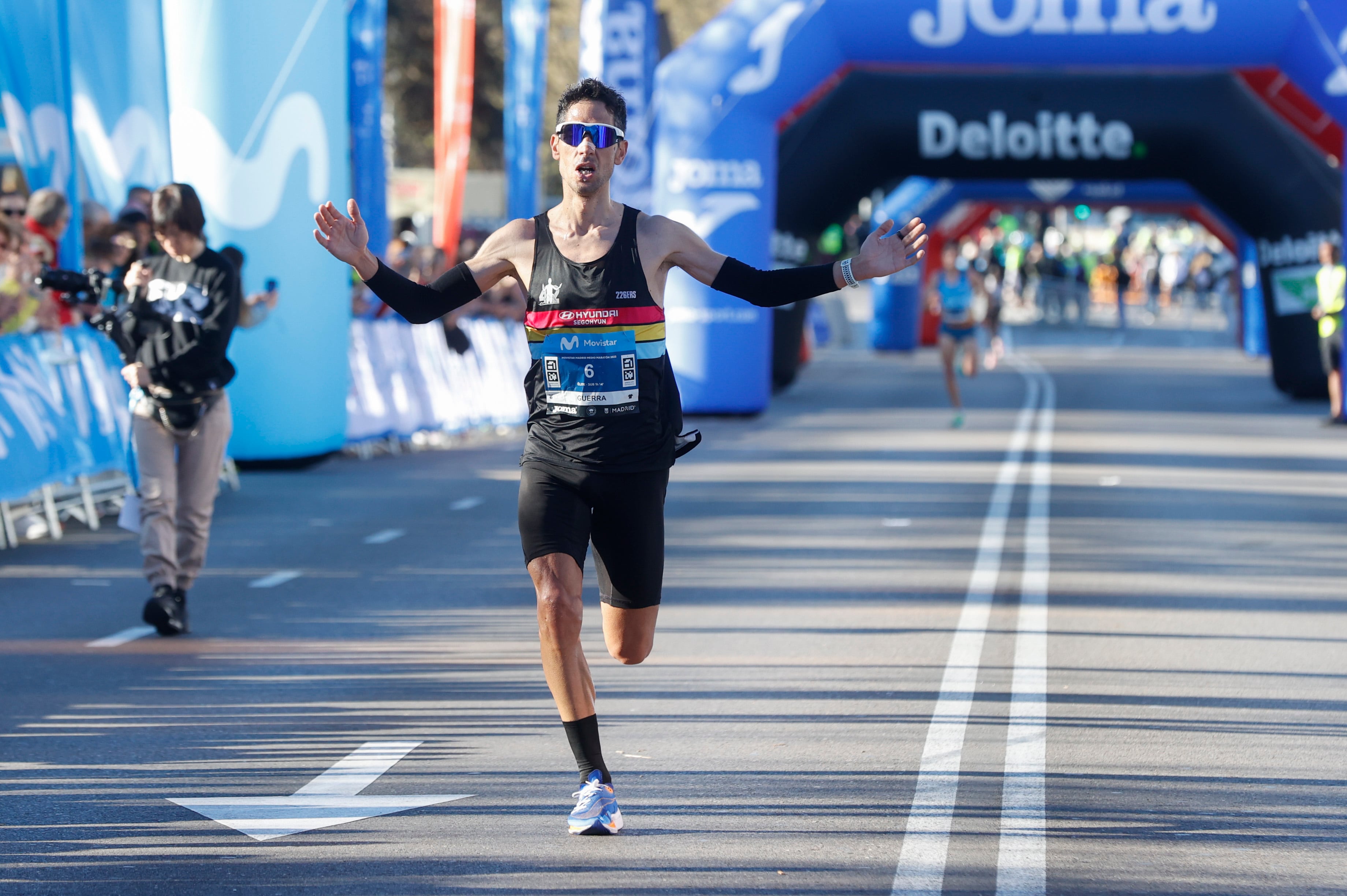 MADRID, 26/03/2023.-El atleta Javier Guerra cruza la línea de meta para convertirse en el primer español en acabar el Medio Maratón de Madrid este domingo.  EFE/ Juan Carlos Hidalgo
