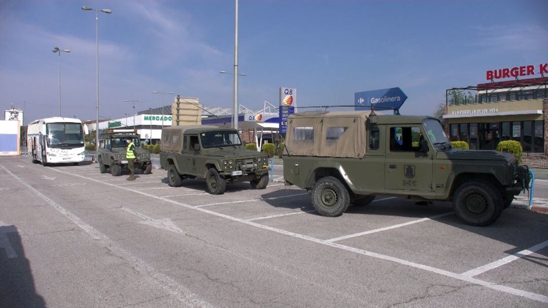 Militares de la Brigada 'Guzmán el Bueno X' intervienen en Andújar para garantizar el cumplimiento del confinamiento.