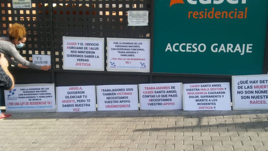 Protesta de Marea de Residencias frente a Caser Santo Ángel. Archivo